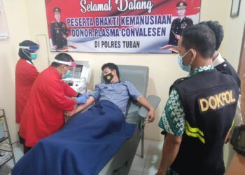 Bripka Agung Saputro saat melakukan donor plasma konvalesen di PMI Tuban setelah lolos screening. (Foto: Rochim/Tugu Jatim)