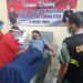 Bripka Agung Saputro saat melakukan donor plasma konvalesen di PMI Tuban setelah lolos screening. (Foto: Rochim/Tugu Jatim)
