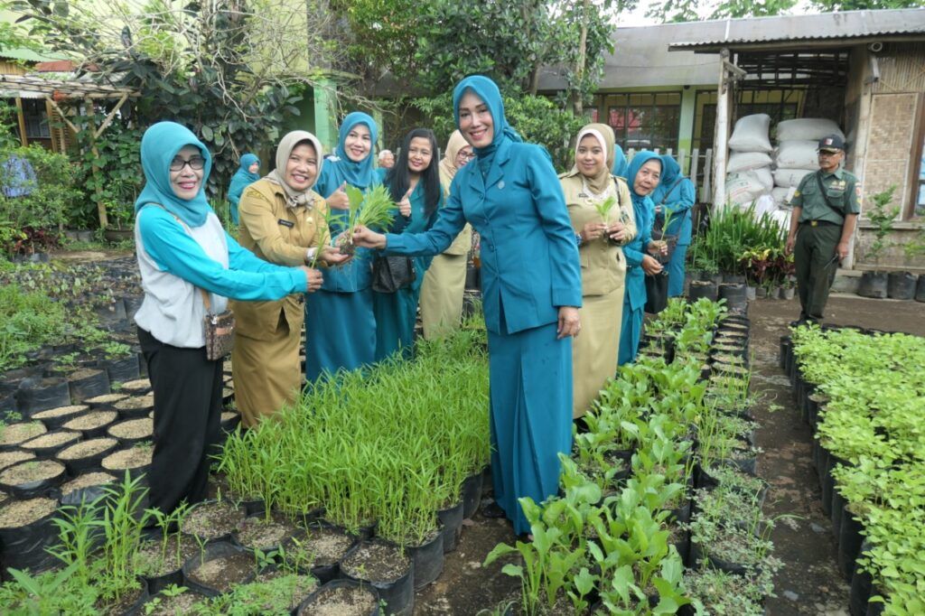 Ketua TP PKK Kota Malang Widayati Sutiaji bersama warga memamerkan hasil urban farming. (Foto: Dok/Tugu Jatim)