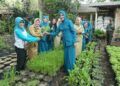Ketua TP PKK Kota Malang Widayati Sutiaji bersama warga memamerkan hasil urban farming. (Foto: Dok/Tugu Jatim)