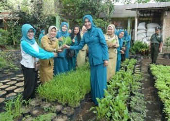 Ketua TP PKK Kota Malang Widayati Sutiaji bersama warga memamerkan hasil urban farming. (Foto: Dok/Tugu Jatim)