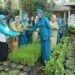 Ketua TP PKK Kota Malang Widayati Sutiaji bersama warga memamerkan hasil urban farming. (Foto: Dok/Tugu Jatim)