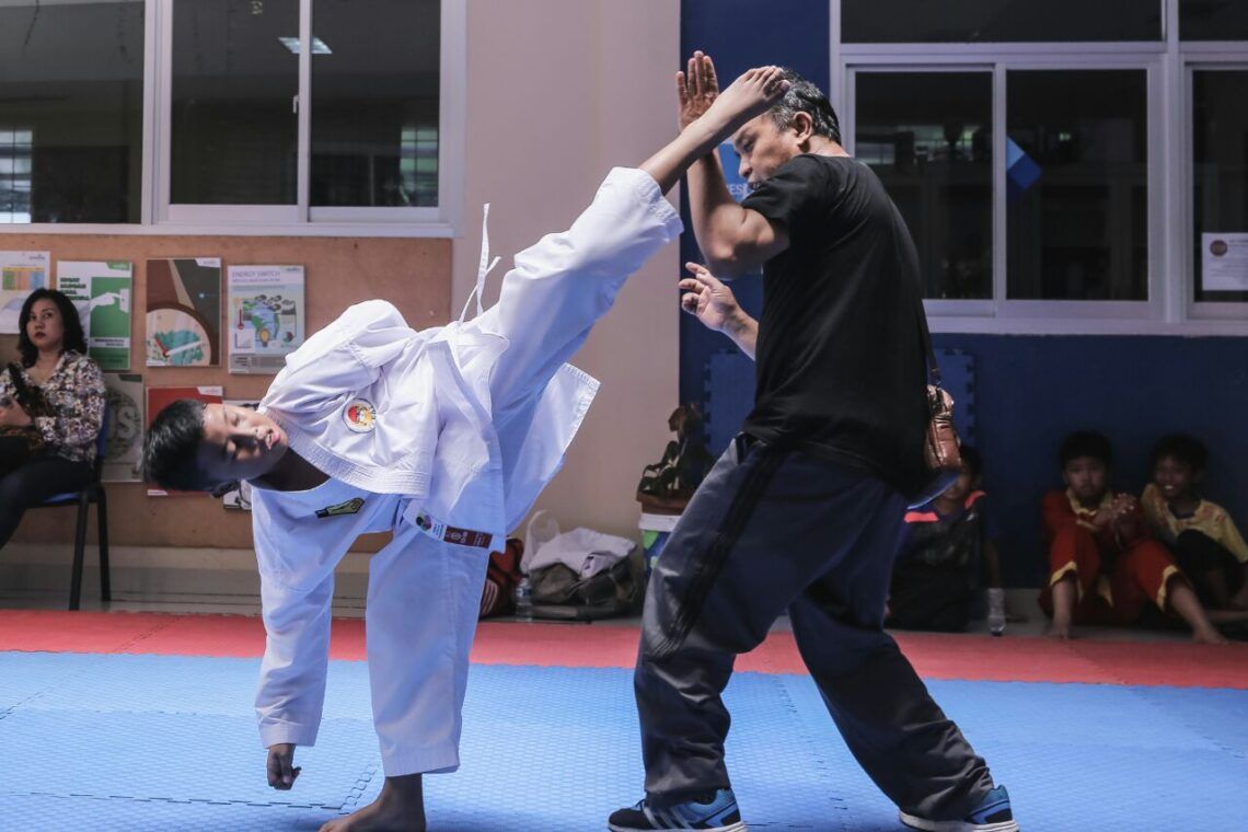 Mengenal Afkar Duwera, Peraih Sabuk Hitam Karate di Usia 11 Tahun 5 Afkar Duwera tengah melatih tendangan. (Foto: Dokumen)