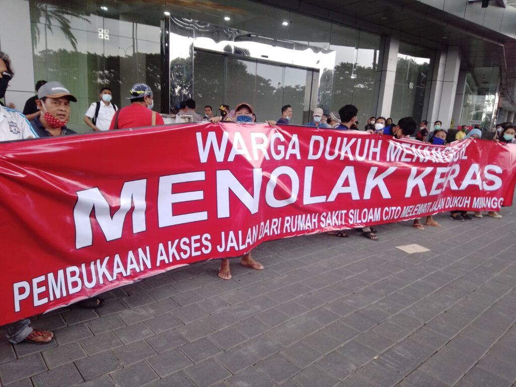 Warga Dukuh Menanggal, Gayungan, Surabaya yang menoak rencana RS Siloam yang menggunakan jalan umum yang sudah sempit sebagai akses lalu lintas ambulan. (Foto: Rangga Aji/Tugu Jatim)