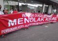 Warga Dukuh Menanggal, Gayungan, Surabaya yang menoak rencana RS Siloam yang menggunakan jalan umum yang sudah sempit sebagai akses lalu lintas ambulan. (Foto: Rangga Aji/Tugu Jatim)