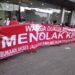 Warga Dukuh Menanggal, Gayungan, Surabaya yang menoak rencana RS Siloam yang menggunakan jalan umum yang sudah sempit sebagai akses lalu lintas ambulan. (Foto: Rangga Aji/Tugu Jatim)