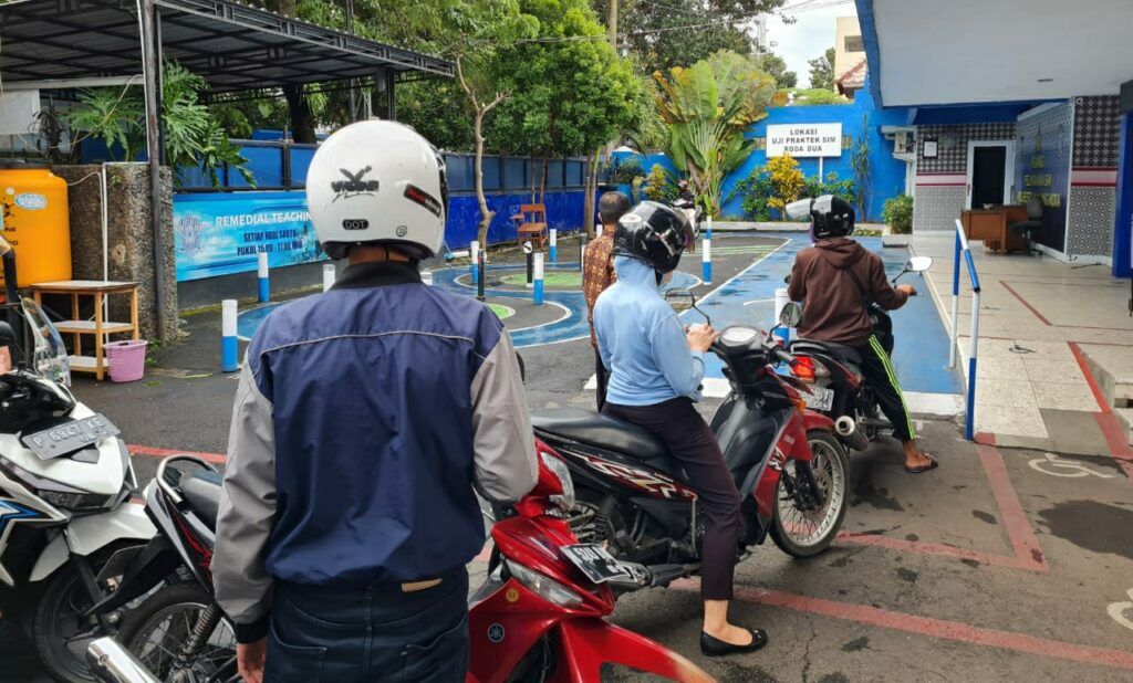 Antrean pemohon SIM mencoba track arena uji berkendara di Satpas Polresta Malang Kota. (Foto: Azmy/Tugu Malang/Tugu Jatim)