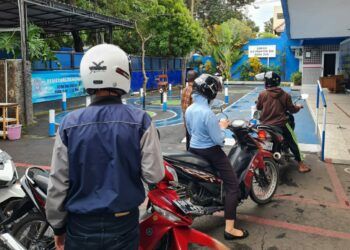 Antrean pemohon SIM mencoba track arena uji berkendara di Satpas Polresta Malang Kota. (Foto: Azmy/Tugu Malang/Tugu Jatim)
