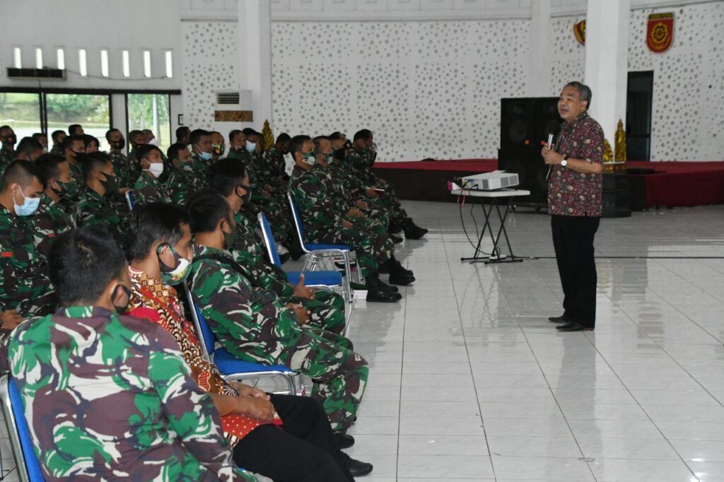 Pakar Komunikasi dan Motivator Nasional Dr Aqua Dwipayana melakukan Sharing Komunikasi dan Motivasi di lingkungan Kodam IV/Diponegoro. (Foto: Dokumen/Tugu Jatim)