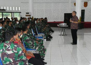 Pakar Komunikasi dan Motivator Nasional Dr Aqua Dwipayana melakukan Sharing Komunikasi dan Motivasi di lingkungan Kodam IV/Diponegoro. (Foto: Dokumen/Tugu Jatim)