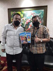 Ketua Koperasi Saudagar Minang Raya (SMR) Joinerri Kahar, bersama Dr Aqua Dwipayana. (Foto: Dokumen/Tugu Malang/Tugu Jatim)