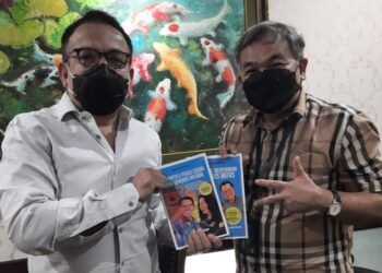 Ketua Koperasi Saudagar Minang Raya (SMR) Joinerri Kahar, bersama Dr Aqua Dwipayana. (Foto: Dokumen/Tugu Malang/Tugu Jatim)