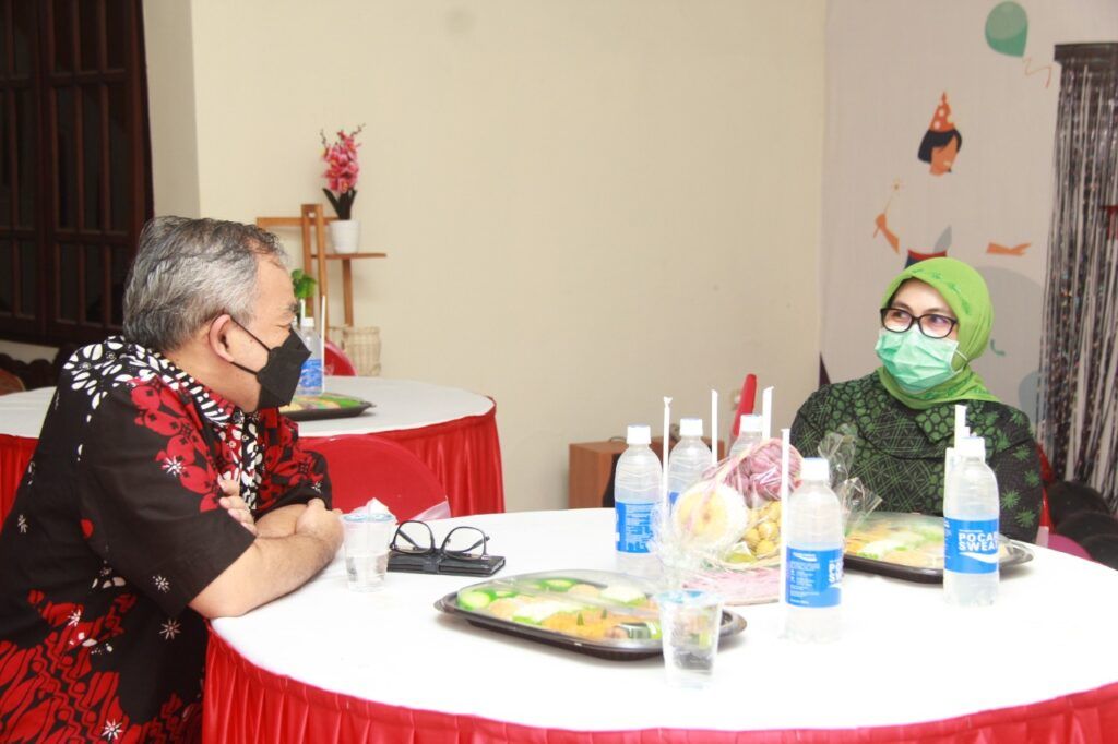 Dr Aqua Dwipayana bersama Kanwil BNI Malang Baby Lolita. (Foto: Dokumen/Tugu Malang/Tugu Jatim)