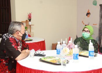 Dr Aqua Dwipayana bersama Kanwil BNI Malang Baby Lolita. (Foto: Dokumen/Tugu Malang/Tugu Jatim)