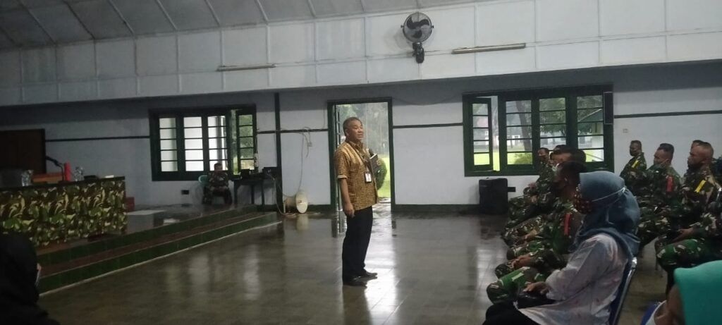 Pakar Komunikasi dan Motivator Nasional, Dr Aqua Dwipayana ketika Sharing Komunikasi dan Motivasi di Depo Pendidikan Latihan dan Pertempuran (Dodiklatpur) Resimen Induk Kodam IV/Diponegoro di Klaten, Jawa Tengah, pada Selasa sore (2/2/2021). (Foto: Dokumen) tugu jatim