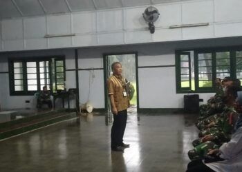 Pakar Komunikasi dan Motivator Nasional, Dr Aqua Dwipayana ketika Sharing Komunikasi dan Motivasi di Depo Pendidikan Latihan dan Pertempuran (Dodiklatpur) Resimen Induk Kodam IV/Diponegoro di Klaten, Jawa Tengah, pada Selasa sore (2/2/2021). (Foto: Dokumen) tugu jatim