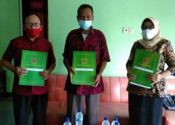 ASN yang telah menerima surat keputusan pensiun. (Foto: Pemkab Bojonegoro) tugu jatim