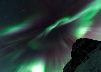 Aurora borealis, ilustrasi suara dentuman misterius yang terdengar di wilayah Malang Raya. (Foto: Pixabay) tugu jatim