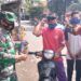 Anggota TNI dari Koramil Kraton Kodim 0819 Pasuruan bagikan masker ke masyrakat. (Foto: Dokumen)