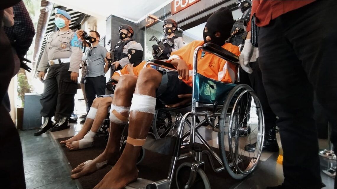 Bacok Petugas saat Hendak Ditangkap, 2 Pencuri di Malang Terpaksa Ditembak 5 Dua pencuri di Malang yang ditembak karena dianggap melawan dengan membacok polisi yang hendak menangkapnya. (Foto: AZM/Tugu Malang/Tugu Jatim)