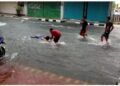 Arus Deras Banjir Dibuat Anak-anak Berenang, BPBD Kota Kediri Catat Ada 11 Titik Tergenang