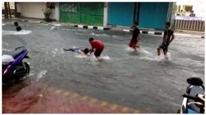 Arus Deras Banjir Dibuat Anak-anak Berenang, BPBD Kota Kediri Catat Ada 11 Titik Tergenang