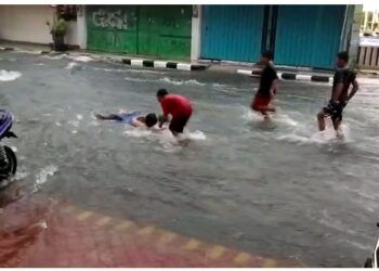Arus Deras Banjir Dibuat Anak-anak Berenang, BPBD Kota Kediri Catat Ada 11 Titik Tergenang