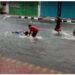 Arus Deras Banjir Dibuat Anak-anak Berenang, BPBD Kota Kediri Catat Ada 11 Titik Tergenang
