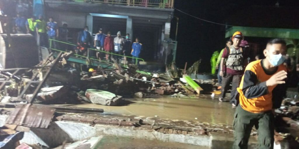 Tim Reaksi Cepat (TRC) BPBD Kabupaten Pasuruan melakukan penanganan darurat terdampak banjir pada Rabu (3/2). (Foto: BPBD Kabupaten Pasuruan) banjir pasuruan tugu jatim