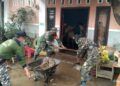 Personel TNI dari Kodim 0819 Pasuruan ikut membantu membersihkan lumpur di rumah warga. (Foto: Dokumen) tugu jatim