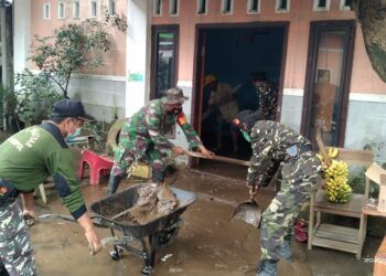 Personel TNI dari Kodim 0819 Pasuruan ikut membantu membersihkan lumpur di rumah warga. (Foto: Dokumen) tugu jatim