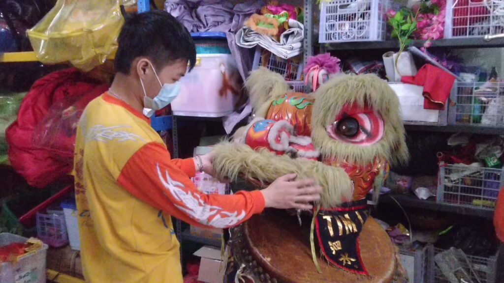 Hao Hao, 21, pelatih sekaligus senior dari Tim Tarian Singa dan Ksatria Naga, Kamis (11/02/2021). (Foto: Rangga Aji/Tugu Jatim) barongsai imlek