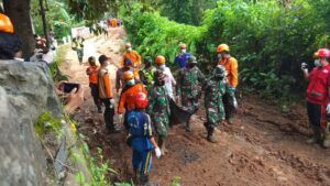 Proses evakuasi jenazah korban longsor Nganjuk oleh Basarnas dan tim gabungan lain. (Foto: NOE/Tugu Jatim)