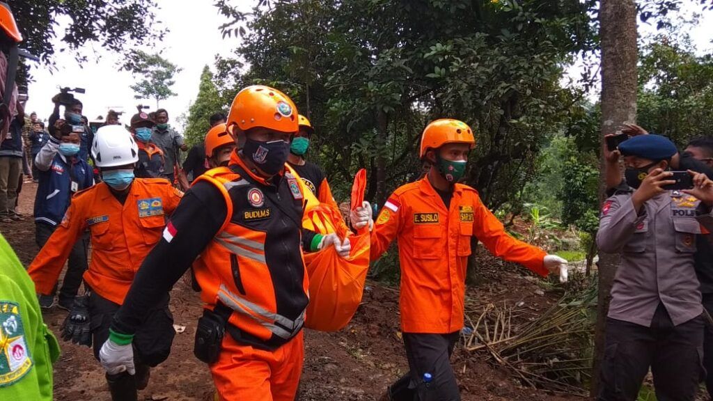 Tim gabungan dari Basarnas ketika mengevakuasi jenazah korban tanah longsor di Nganjuk, Jawa Timur. (Foto: NOE/Tugu Jatim)