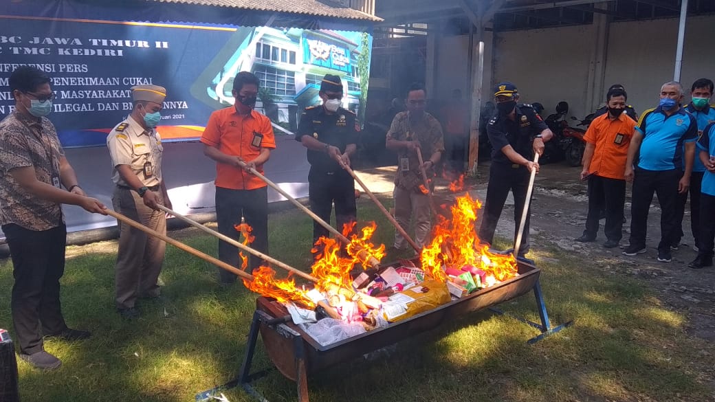 Bea Cukai Kediri Musnahkan Barang Impor dan Non Cukai Senilai Ratusan Juta Rupiah 5 Bea Cukai Kediri memusnahkan barang sitaan yang berasal dari luar negeri, Jumat (26/2/2021). (Foto: NOE/Tugu Jatim)