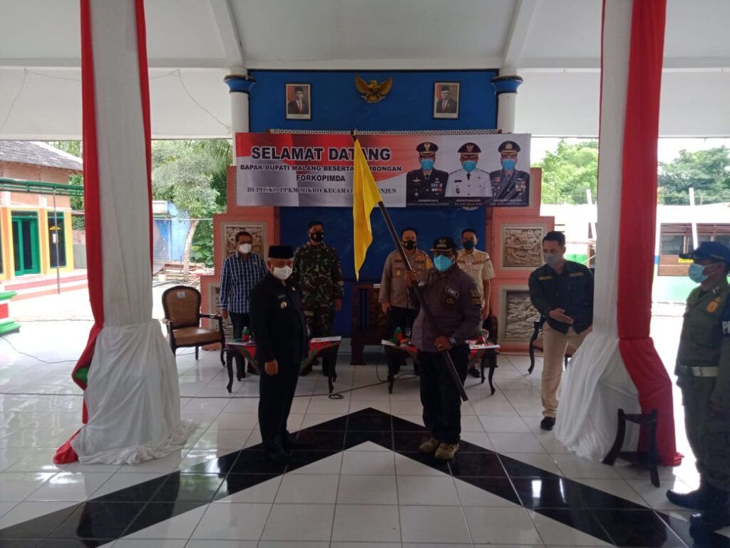 Penyerahan Bendera Zonasi COVID-19 dari Bupati Malang kepada Camat Kepanjen beberapa waktu lalu. (Foto: RAP/Tugu Malang/Tugu Jatim)