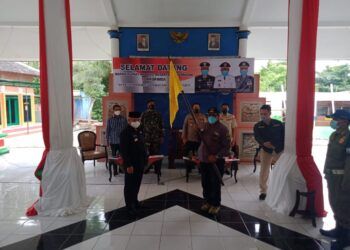 Penyerahan Bendera Zonasi COVID-19 dari Bupati Malang kepada Camat Kepanjen beberapa waktu lalu. (Foto: RAP/Tugu Malang/Tugu Jatim)