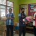 Forum Biker Tuban Sumbang Puluhan Dus Baju Layak Pakai-Sembako ke UPT Eks Penderita Kusta 9 Koordinator Kegiatan Baksos Forum Biker Tuban Suwandi (berjaket merah) menyerahkan bantuan baju layak pakai dan sembako secara simbolis kepada Perwakilan UPT Rehabilitasi Eks Penderita Kusta. (Foto: Istimewa/Tugu Jatim)