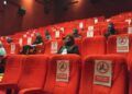 Simulasi penerapan protokol kesehatan COVID-19 di Bioskop Movimax Malang. (Foto: Azmy/Tugu Malang/Tugu Jatim)