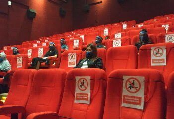 Simulasi penerapan protokol kesehatan COVID-19 di Bioskop Movimax Malang. (Foto: Azmy/Tugu Malang/Tugu Jatim)
