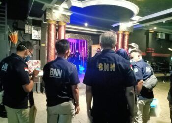 Petugas  gabungan dari BNN Tuban dan juga kepolisian saat melakukan razia tempat hiburan malam di Tuban, Rabu (24/2/2021) malam. (Foto: Humas BNNK Tuban) tugu jatim