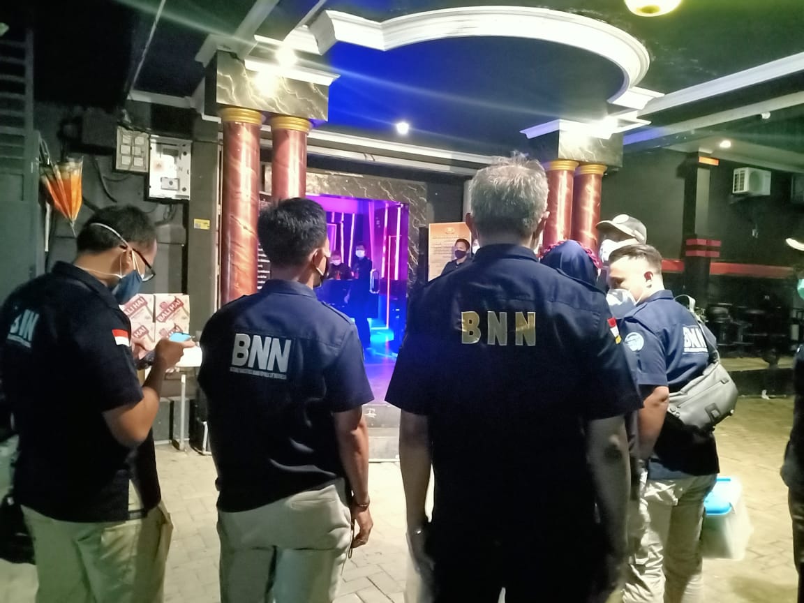 Petugas  gabungan dari BNN Tuban dan juga kepolisian saat melakukan razia tempat hiburan malam di Tuban, Rabu (24/2/2021) malam. (Foto: Humas BNNK Tuban) tugu jatim