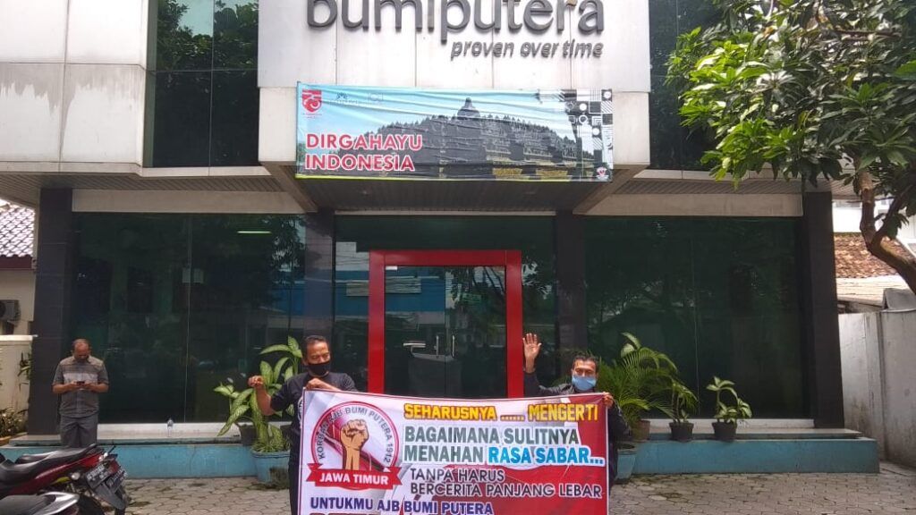 Beberapa nasabah AJB Bumiputera 1912 di Kediri yang melakukan unjuk rasa. (Foto: Noe/Tugu Jatim)