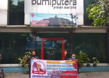 Beberapa nasabah AJB Bumiputera 1912 di Kediri yang melakukan unjuk rasa. (Foto: Noe/Tugu Jatim)