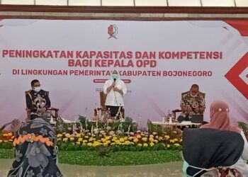 Anna Muawanah saat melakukan sambutan di acara Acara pelatihan peningkatan kapasitas dan kompetensi di Pendopo Malowopati Bojonegoro. (Foto: Mila Arinda/Tugu Jatim)