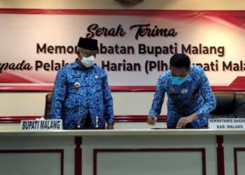 Prosesi serah terima jabatan Bupati Malang dari Sanusi kepada Wahyu Hidayat. (Foto: RAP/Tugu Malang/Tugu Jatim)