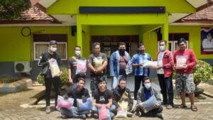 Forum Biker Tuban Sumbang Puluhan Dus Baju Layak Pakai-Sembako ke UPT Eks Penderita Kusta 2 Anggota Forum Biker Tuban. (Foto: Istimewa/Tugu Jatim)