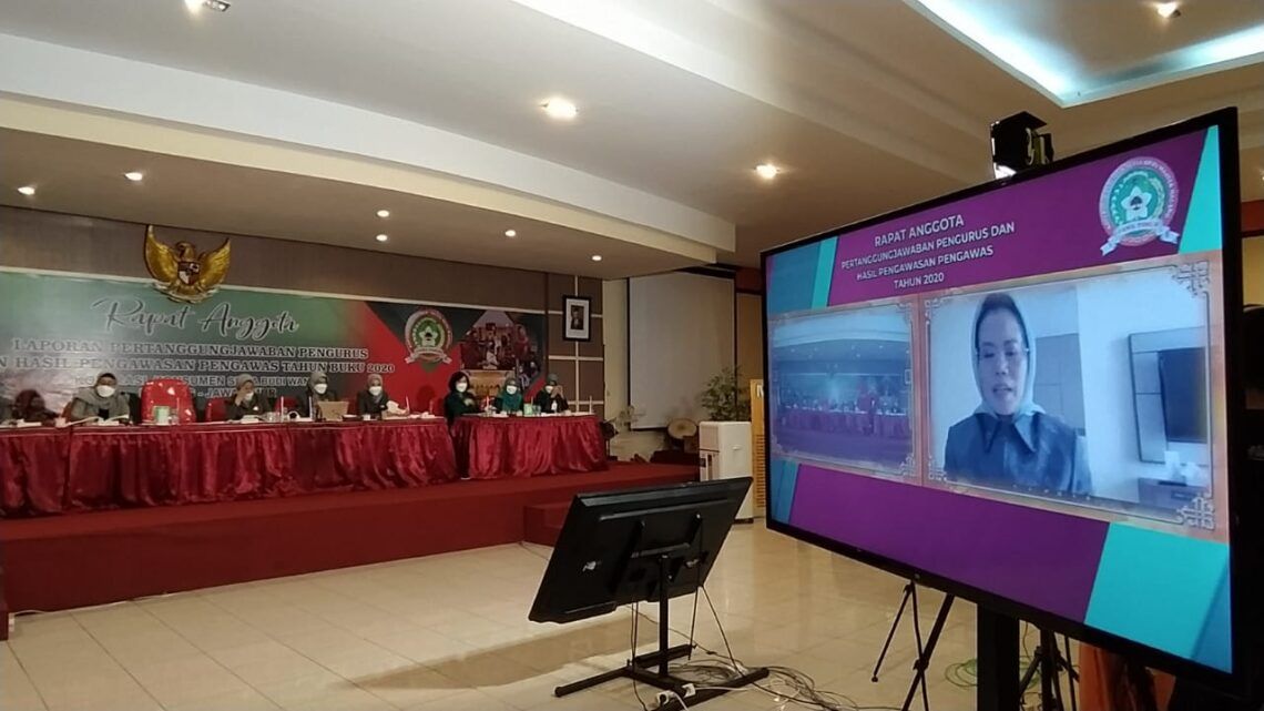 Koperasi Setia Budi Wanita Malang Masuk 100 Jajaran Koperasi Besar Nasional 1 Ketua Koperasi SBW Malang Dr Sri Untari saat memimpin RAT 2020 secara virtual pada Senin (22/02/2021). (Foto: Azmy/Tugu Jatim)