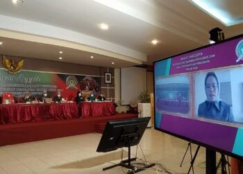 Ketua Koperasi SBW Malang Dr Sri Untari saat memimpin RAT 2020 secara virtual pada Senin (22/02/2021). (Foto: Azmy/Tugu Jatim)