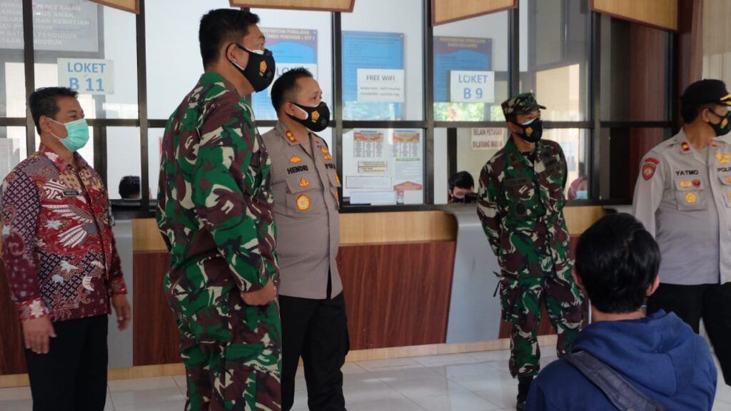 Kapolres Malang AKBP Hendri Umar bersama Dandim 0818 Kabupaten Malang-Kota Batu Letkol Inf Yusub Dody Sandra mengecek kondisi di dispendukcapil soal protokol kesehatan yang dilakukan pegawai dan masyarakat. (Foto: Rap/Tugu Jatim)